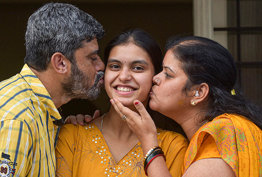 Chikkamagaluru: SSLC topper Brindha Thapsey celebrates perfect score with parents