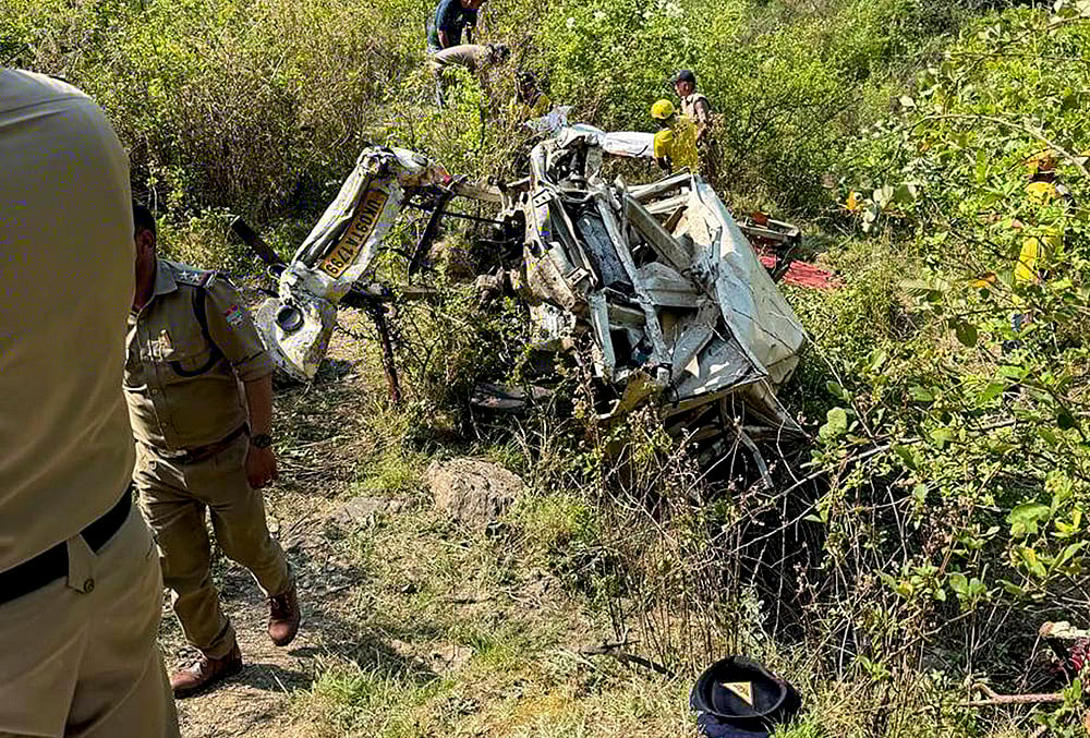 8 killed after a vehicle fell into gorge