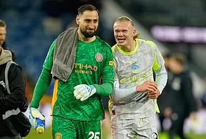 | Photo: AP/Dave Thompson : Manchester City's goalkeeper Gianluigi Donnarumma and Erling Haaland walk off the pitch after the Premier League soccer match between Burnley and Manchester City in Burnley, England.