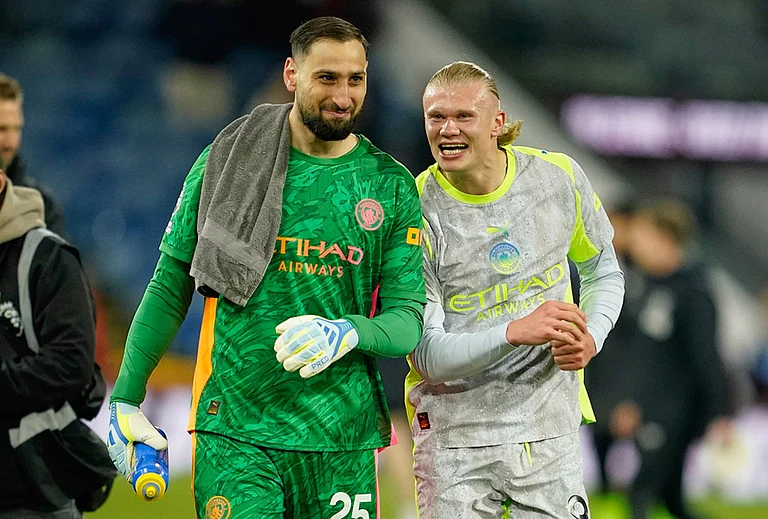 Manchester City's goalkeeper Gianluigi Donnarumma and Erling Haaland walk off the pitch after the Premier League soccer match between Burnley and Manchester City in Burnley, England. - | Photo: AP/Dave Thompson