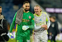 | Photo: AP/Dave Thompson : Manchester City's goalkeeper Gianluigi Donnarumma and Erling Haaland walk off the pitch after the Premier League soccer match between Burnley and Manchester City in Burnley, England.