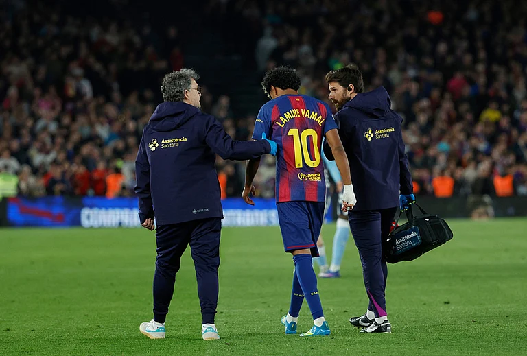 Barcelona's Lamine Yamal leaves the pitch injured during the Spanish La Liga soccer match between Barcelona and Celta Vigo in Barcelona, Spain. - | Photo: AP/Joan Monfort