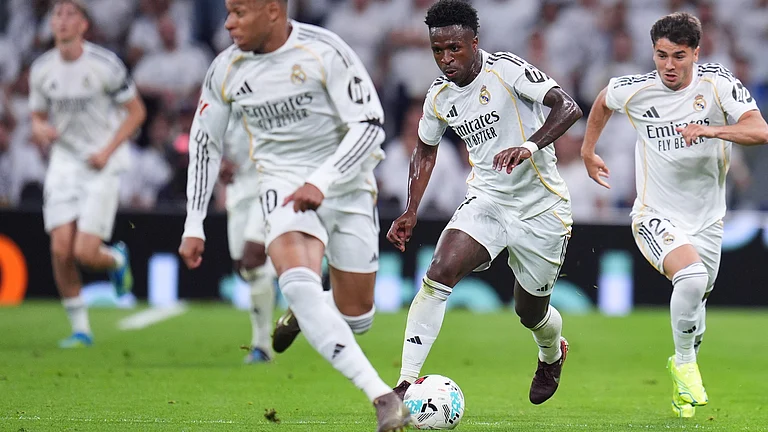 Real Madrid's Vinicius Junior, center, in action during a La Liga soccer match between Real Madrid and Alaves in Madrid, Spain, Tuesday, April 21, 2026. - | Photo: AP/Manu Fernandez