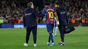 | Photo: AP/Joan Monfort : Barcelona's Lamine Yamal leaves the pitch injured during the Spanish La Liga soccer match between Barcelona and Celta Vigo in Barcelona, Spain, Wednesday, April 22, 2026.