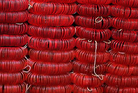 Nearly 400 craftsmen in Kushwaha Nagar of Firozabad are impacted due to the lack of LPG cylinders