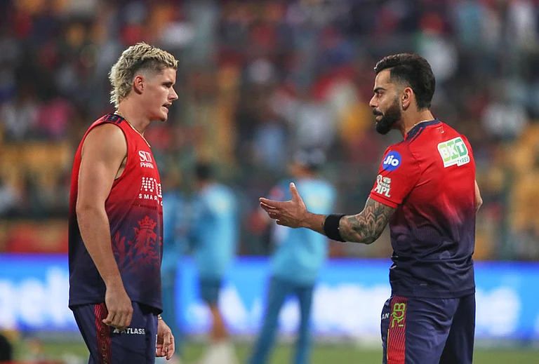 Royal Challengers Bengaluru's Virat Kohli talks to Jacob Bethell during the warm up before the start of the Indian Premier League cricket match between Royal Challengers Bengaluru and Gujarat Titans in Bengaluru. - | Photo: AP
