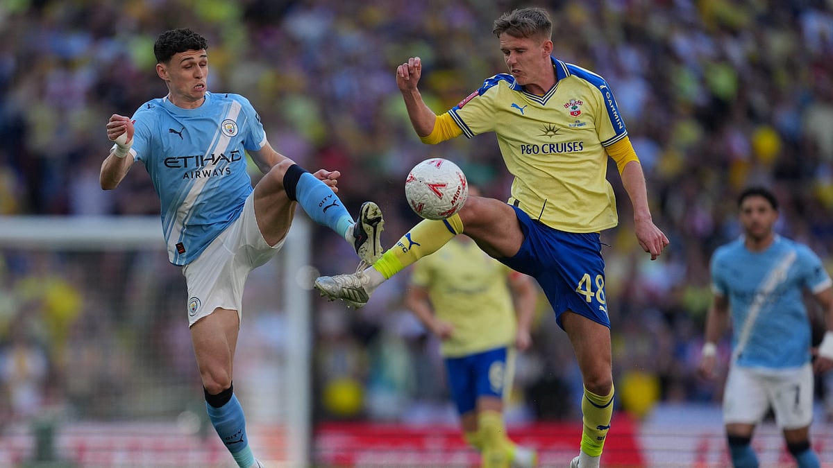 Manchester City's Phil Foden, left, and Southampton's Cam Bragg fight for the ball during the FA Cup semifinal soccer match between Manchester City and Southampton in Manchester, England, Saturday, April 25, 2026.  - | Photo: AP/Kin Cheung