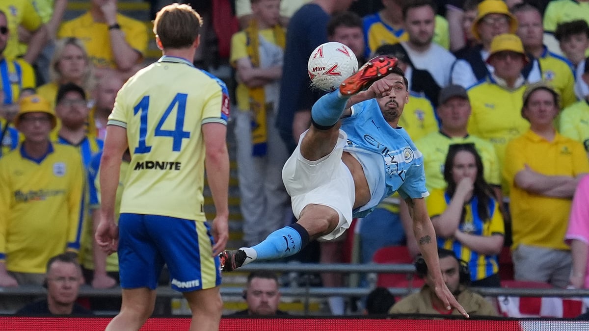 Manchester City's Tijjani Reijnders shoots during the FA Cup semifinal soccer match between Manchester City and Southampton in Manchester, England, Saturday, April 25, 2026. - | Photo: AP/Kin Cheung