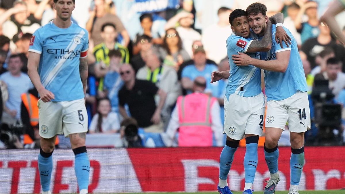 Manchester City's Matheus Nunes hugs Nico Gonzalez after he scorred during the FA Cup semifinal soccer match between Manchester City and Southampton in Manchester, England, Saturday, April 25, 2026. - | Photo: AP/Alastair Grant