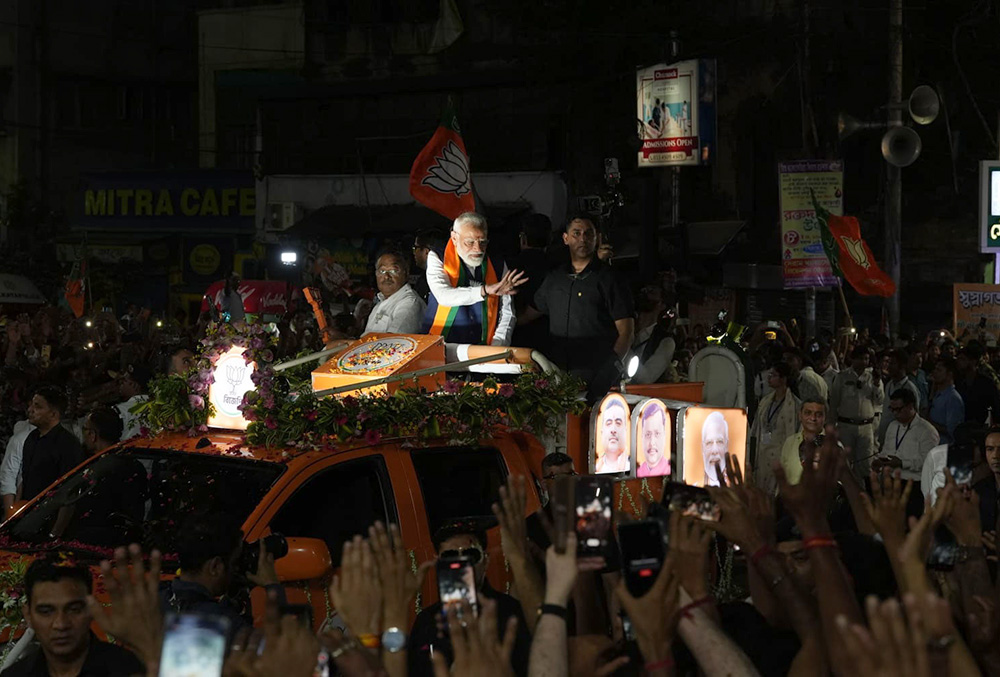 | Photo: Sandipan Chatterjee/ Outlook : Prime Minister Narendra Modi greets supporters during a roadshow, amid the ongoing West Bengal Assembly elections, in Kolkata.