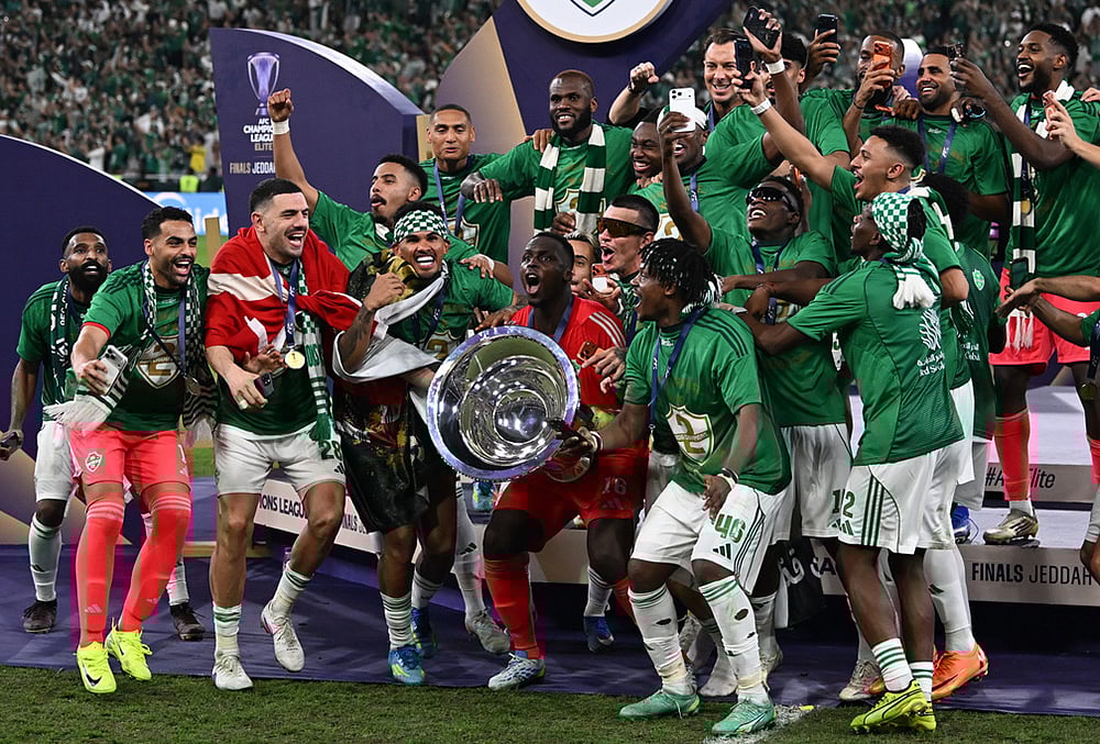 Al-Ahli players celebrate the trophy of AFC Champions League Elite after winning the match against Machida Zelvia, at King Abdullah Sports City Stadium, in Jeddah, Saudi Arabia. - | Photo: AP/Ali Issa