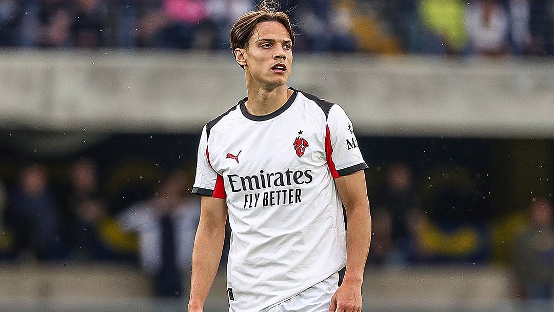 AC Milan footballers in action in Serie A 2025-26.  - acmilan/X