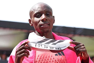 | Photo: AP/Ian Walton : Sebastian Sawe from Kenya celebrates winning the men's race at the London Marathon in London.