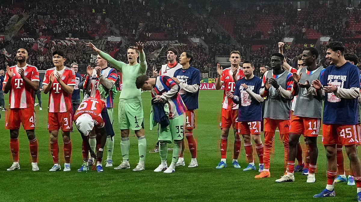 Bayern's goalkeeper Manuel Neuer celebrates with team mates after the German Soccer Cup semifinal match between Bayer Leverkusen and Bayern Munich in Leverkusen, Germany, Wednesday, April 22, 2026.  - | Photo: AP/Martin Meissner