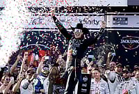 NASCAR Cup Series: Hocevar Wins Title With Spire Motorsports At Talladega Superspeedway | Photo: AP/Butch Dill : Carson Hocevar celebrates after winning a NASCAR Cup Series auto race, in Talladega, Alabama.