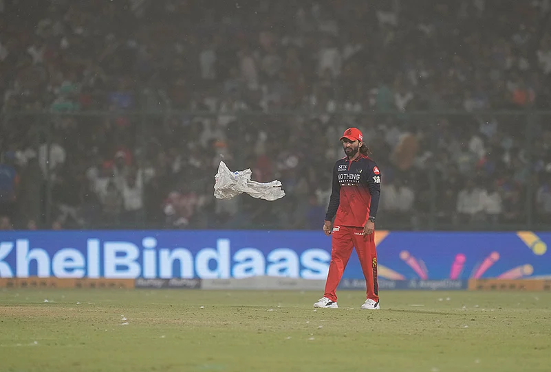 DC Vs RCB IPL 2026 match 39 dust storm photos-Rajat Patidar