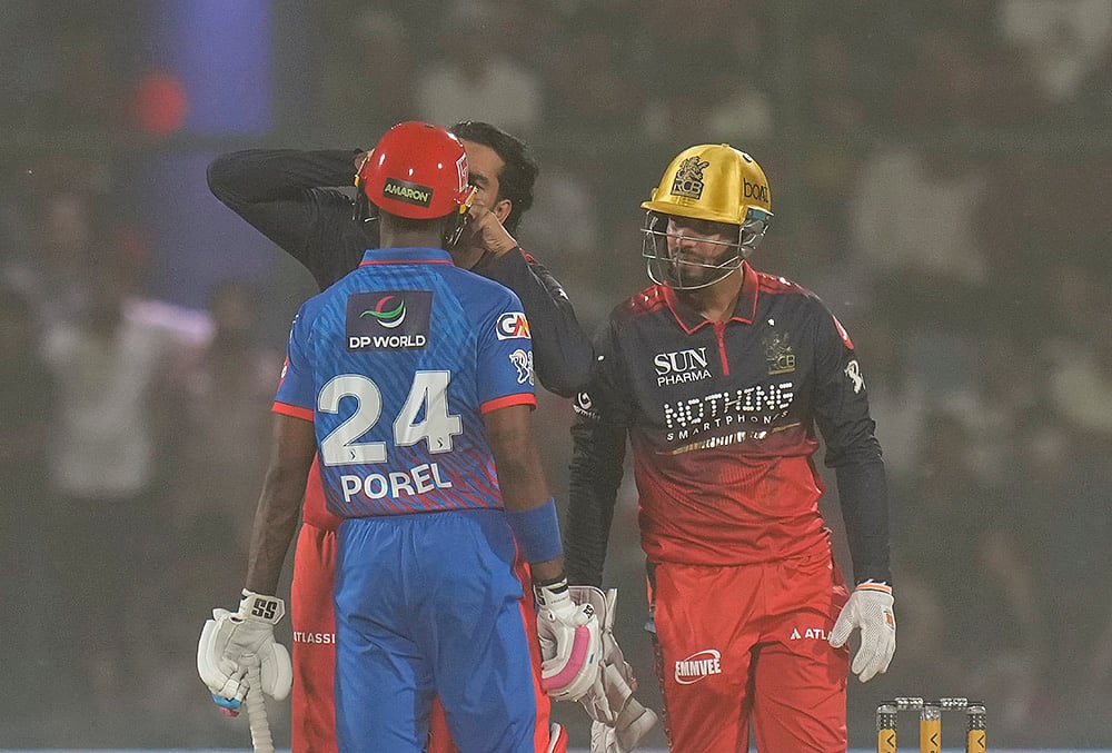 DC Vs RCB IPL 2026 match 39 dust storm photos-Venkatesh Iyer