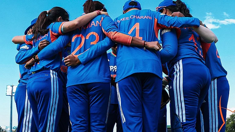 Team India cricketers in team huddle during IND vs SA 5th T20I 2026 at Benoni. - BCCIWomen/X