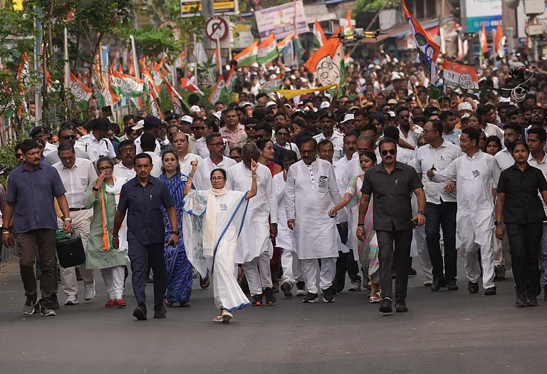 West Bengal Chief Minister and Trinamool Congress supremo Mamata Banerjee with party leaders and workers during a roadshow amid the ongoing West Bengal Assembly elections, in Kolkata. - | Photo: Sandipan Chatterjee/Outlook
