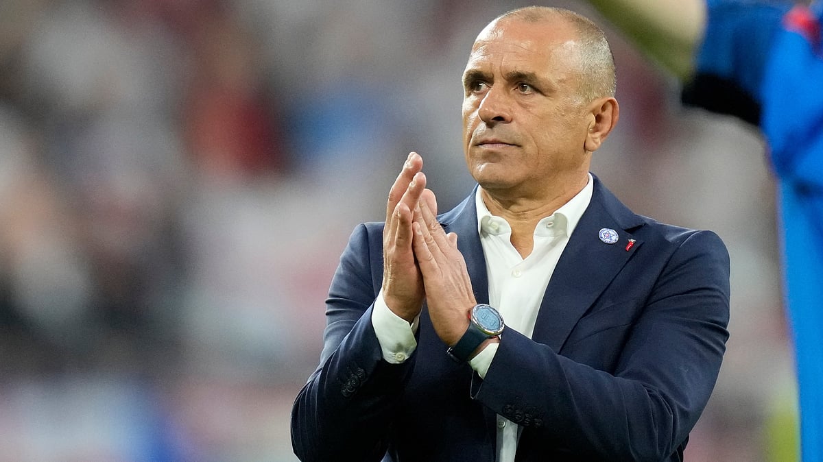 Slovakia's head coach Francesco Calzona applauds supporters at the end of a round of sixteen match between England and Slovakia at the Euro 2024 soccer tournament in Gelsenkirchen, Germany, June 30, 2024.  - | Photo: AP/Ariel Schalit