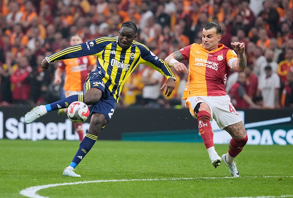 Fenerbahce's Sidiki Cherif, left, vies for the ball with Galatasaray's Abdulkerim Bardakci during a Turkish Super Lig soccer match between Galatasaray and Fenerbahce in Istanbul, Turkey. - | Photo: AP/Emrah Gurel