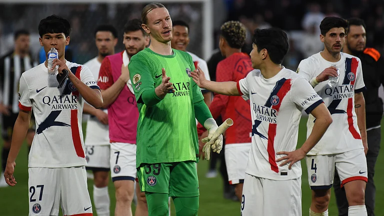 PSG's goalkeeper Matvey Safonov celebrates with PSG's Lee Kang-in after the French League One soccer match between Angers and Paris Saint-Germain in Angers, western France, Saturday, April 25, 2026. - | Photo: AP/Mathieu Pattier