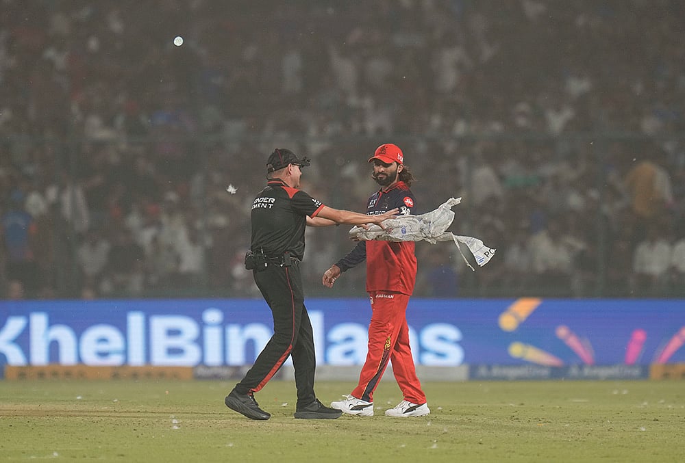 DC Vs RCB IPL 2026 match 39 dust storm photos-Rajat Patidar