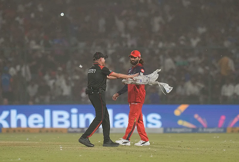 DC Vs RCB IPL 2026 match 39 dust storm photos-Rajat Patidar