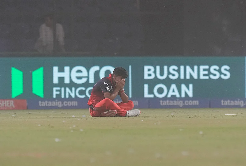 DC Vs RCB IPL 2026 match 39 dust storm photos-