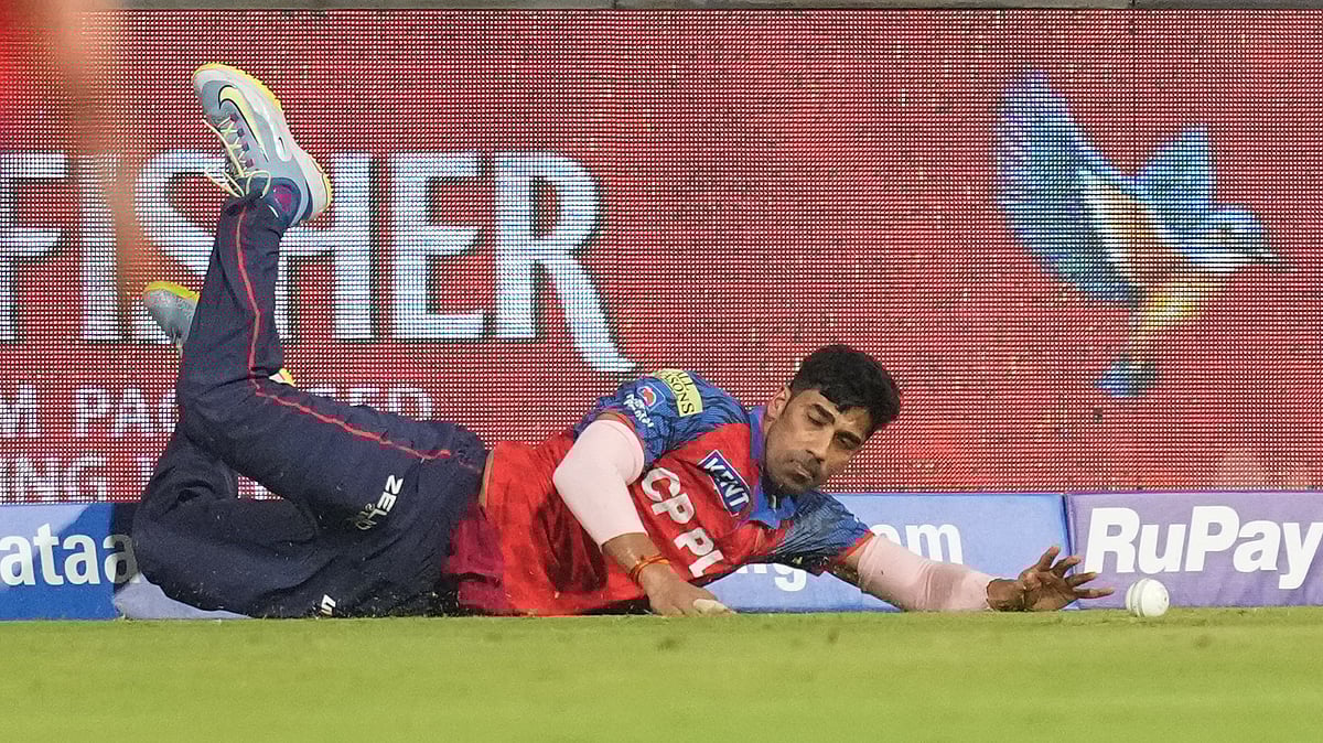 Punjab Kings' Shashank Singh dives to save a boundary during the Indian Premier League cricket match between Mumbai Indians and Punjab Kings in Mumbai, India, Thursday, April 16, 2026.  - | Photo: AP/Rafiq Maqbool