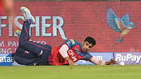 | Photo: AP/Rafiq Maqbool : Punjab Kings' Shashank Singh dives to save a boundary during the Indian Premier League cricket match between Mumbai Indians and Punjab Kings in Mumbai, India, Thursday, April 16, 2026. 