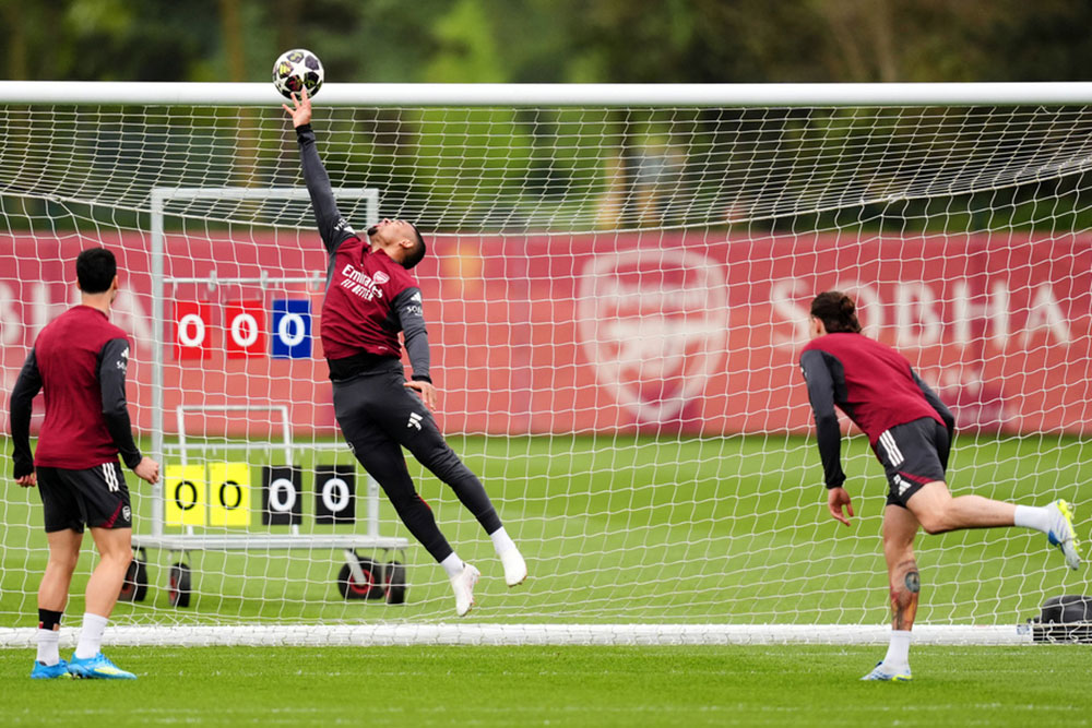 Arsenal's Gabriel Jesus saves during a training session in London. - | Photo: John Walton/PA via AP