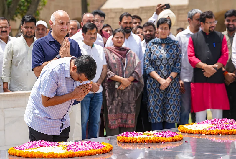 Kejriwal Reaches Rajghat Amid Standoff