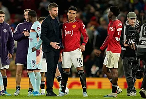 | Photo: AP/Dave Thompson : Manchester United's coach Michael Carrick talks to Casemiro, center, and Kobbie Mainoo after the Premier League soccer match between Manchester United and Brentford in Manchester, England.