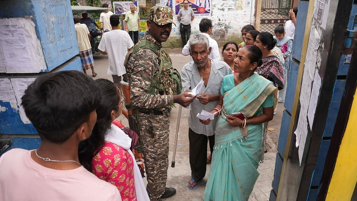 As voters turn out in steady numbers in Kolkata and its suburbs across communities in the second phase of polling, the city remains under the strict watch of central forces. People vote in the hope of solutions to long-standing civic issues, social gaps and unaddressed problems. - | Photo: Sandipan chatterjee/Outlook | Representative Image 