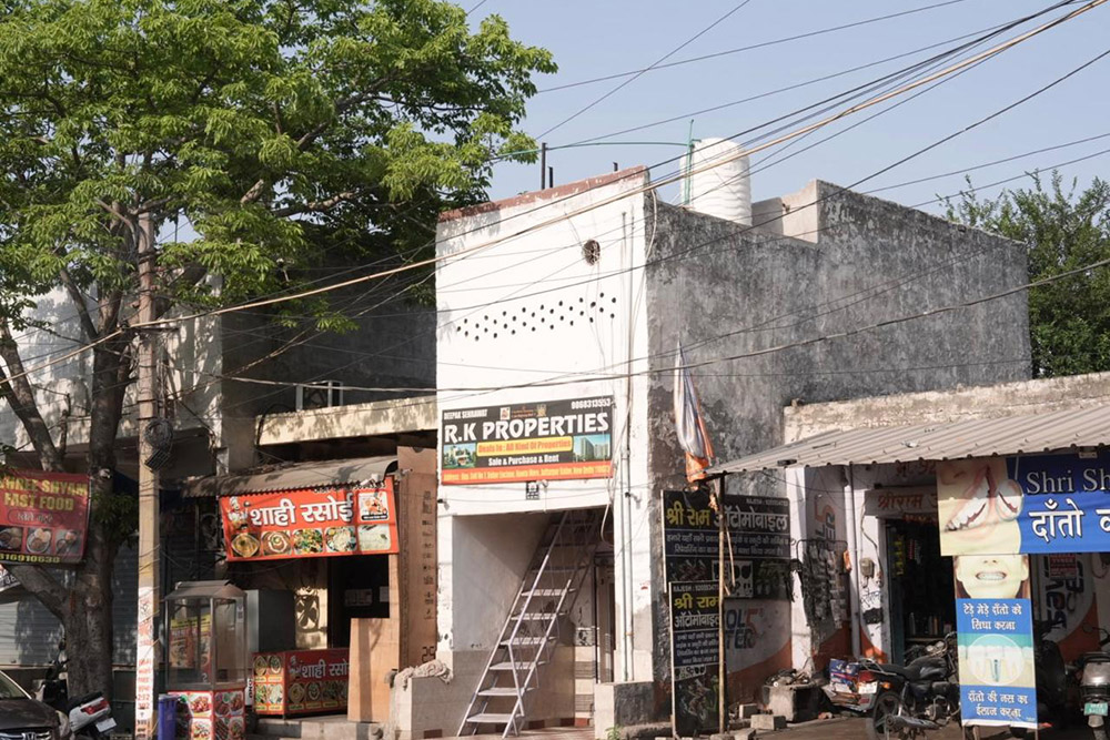 Neeraj, according to his friend, is a constable posted in Malviya Nagar, but he chose to live in this house as it was rent-free. It is a commercial area, and the room is situated above a real-estate shop owned by Deepak Shehrawat. It was from this house that Neeraj heard Pandav and his friends talking loudly in Bhojpuri at 2 AM and ran towards them, toting a gun in hand. The group is unsure whether he came with a gun to kill or became enraged when Pandav opposed the use of expletives against the group’s mothers and sisters.
