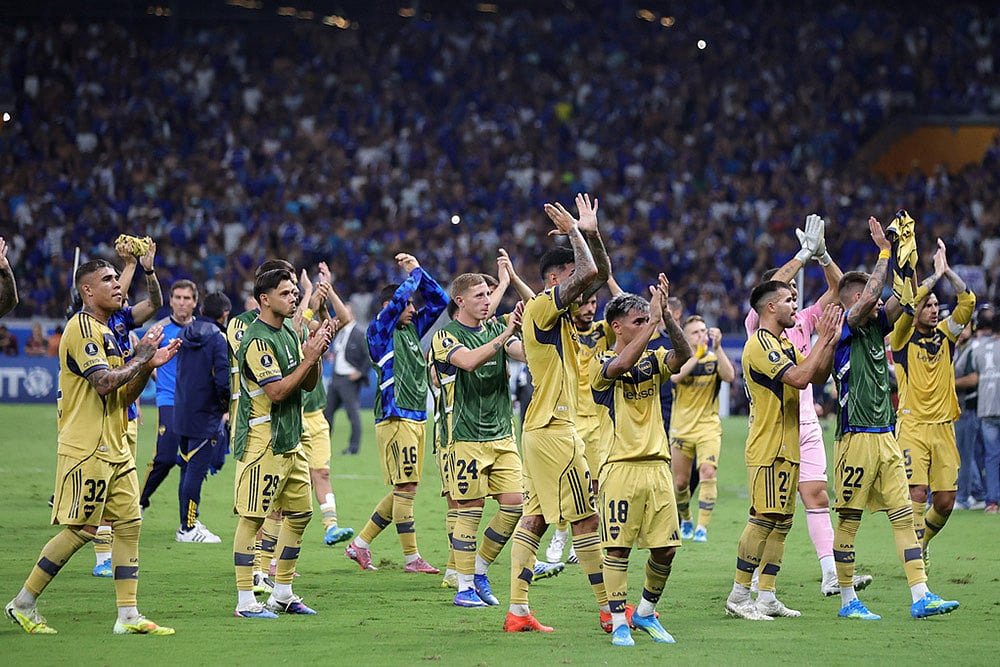 Players of Argentina's Boca Juniors greet their supporters at the end of a Copa Libertadores Group D soccer match against Brazil's Cruzeiro in Belo Horizonte, Brazil. - | Photo: AP/Gilson Lobo