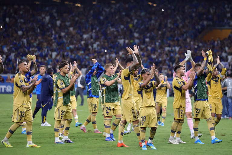 Players of Argentina's Boca Juniors greet their supporters at the end of a Copa Libertadores Group D soccer match against Brazil's Cruzeiro in Belo Horizonte, Brazil. - | Photo: AP/Gilson Lobo