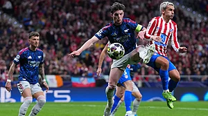 AP Photo : Arsenal's Declan Rice, left, challenges Atletico Madrid's Antoine Griezmann during a Champions League semifinal, first leg, soccer match between Atletico Madrid and Arsenal in Madrid.