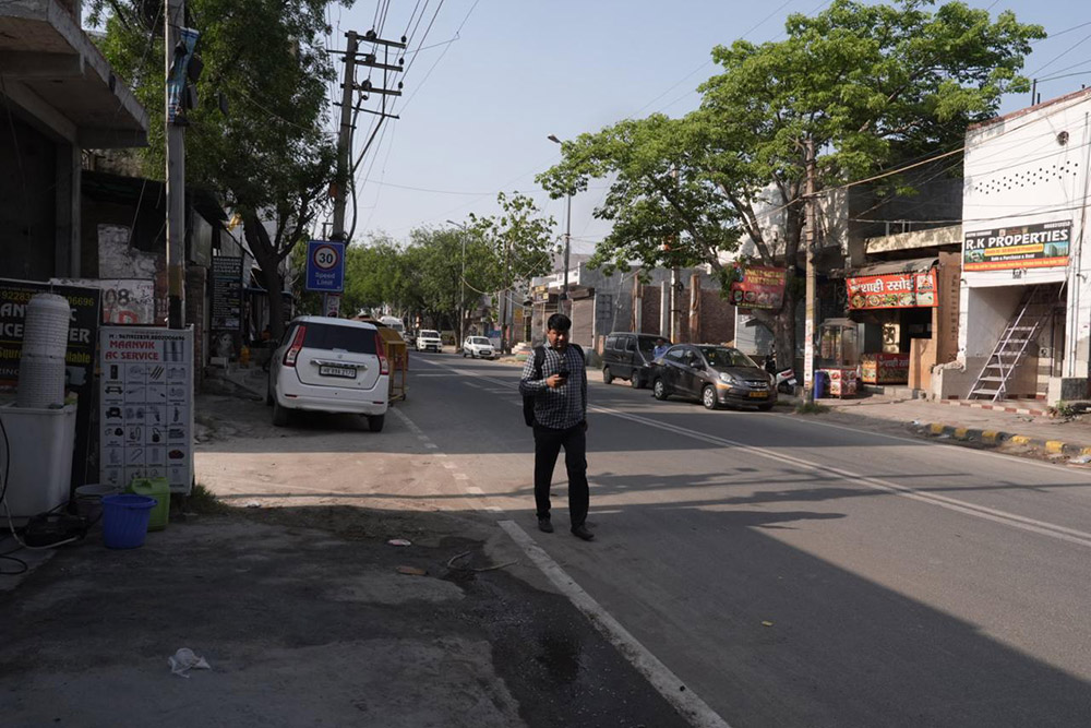 This is where Neeraj (the cop) allegedly shot dead Pandav Kumar while grievously injuring Krishn Kumar, in Jafarpur Kalan. The house across the street is where Neeraj has lived for 16–17 years, rent-free, as the property is owned by his friend Deepak. Deepak insists this was a drunken mistake, and that his friend is very amiable and kind. The family says Neeraj was aggressive, drunk, abusive, and attacked them based on regional bias. According to Roopesh, he flaunted what he called a ‘six lakhs gun’ right before shooting Pandav.
