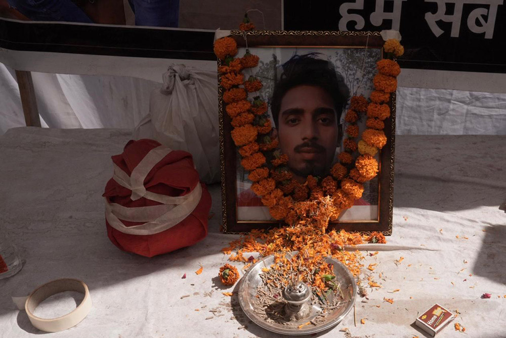 Pandav Kumar, a delivery agent and sole breadwinner in a family of four, was shot dead by a Delhi Police member in Jafarpur Kalan on Sunday night. The cop shot the 22-year-old point blank, the bullet pierced through him and entered Krishn who was riding pillion. - | Photo: Tribhuvan Tiwari