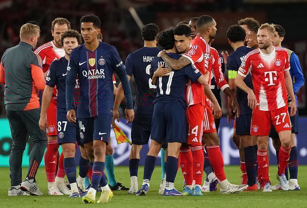 Bayern's Luis Diaz, center right, and PSG's Vitinha embrace at the end of a Champions League semifinal, first leg, soccer match between Paris Saint-Germain and Bayern Munich in Paris. - | Photo: AP/Aurelien Morissard