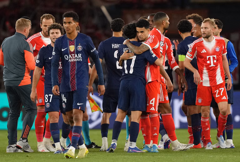 Bayern's Luis Diaz, center right, and PSG's Vitinha embrace at the end of a Champions League semifinal, first leg, soccer match between Paris Saint-Germain and Bayern Munich in Paris. - | Photo: AP/Aurelien Morissard