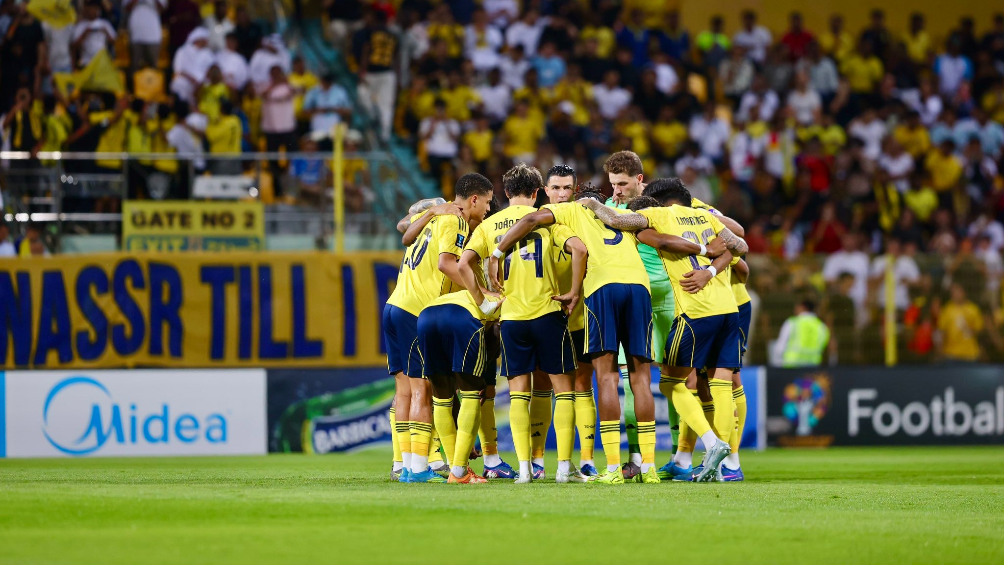 Cristiano/X : Al-Nassr players in team huddle during Saudi Pro League 2025-26. 