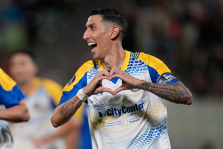 Angel Di Maria of Argentina's Rosario Central celebrates scoring his side's second goal, from the penalty spot, against Venezuela's Universidad Central during a Copa Libertadores Group H soccer match in Caracas, Venezuela. - | Photo: AP/Ariana Cubillos