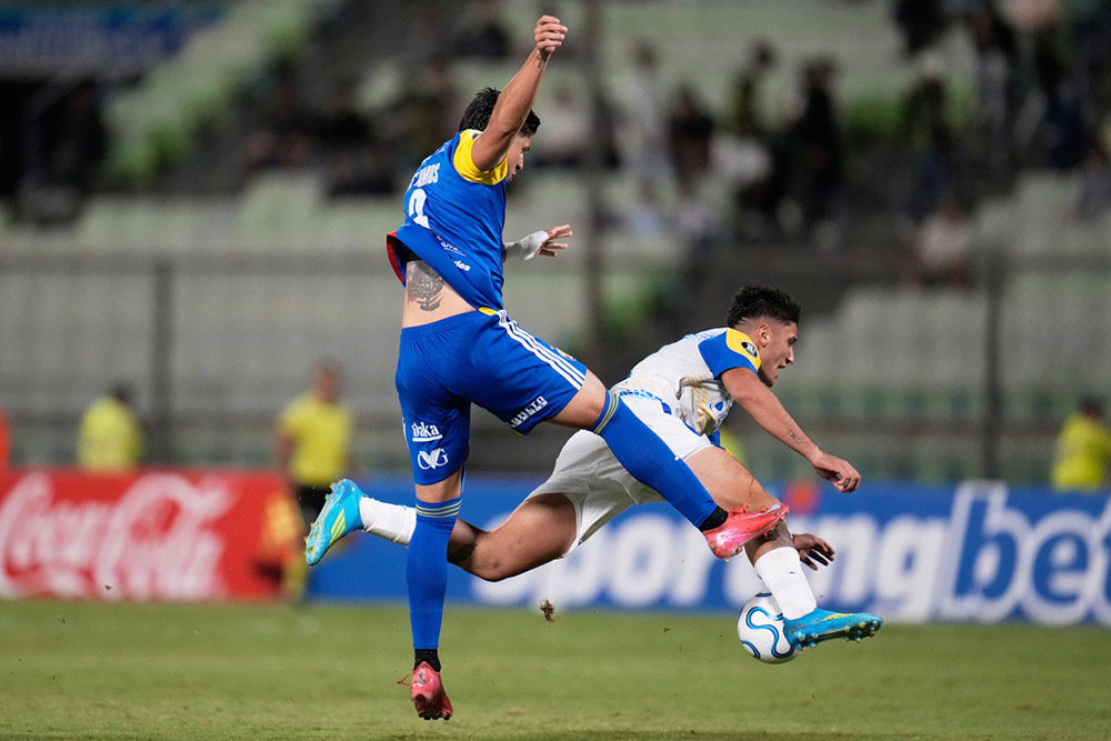 Ruben Ramirez of Venezuela's Universidad Central, left, and Alejo Veliz of Argentina's Rosario Central vie for the ball during a Copa Libertadores Group H soccer match in Caracas, Venezuela.