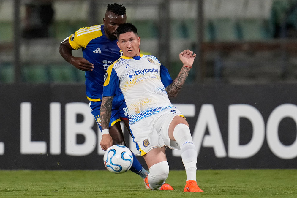 Franco Ibarra of Argentina's Rosario Central, front, and Alexander Gonzalez of Venezuela's Universidad Central compete for the ball during a Copa Libertadores Group H soccer match in Caracas, Venezuela.