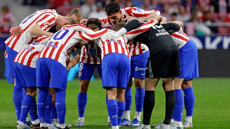 Atletico Madrid players in team huddle during La Liga 2025-26. - Atleti/X