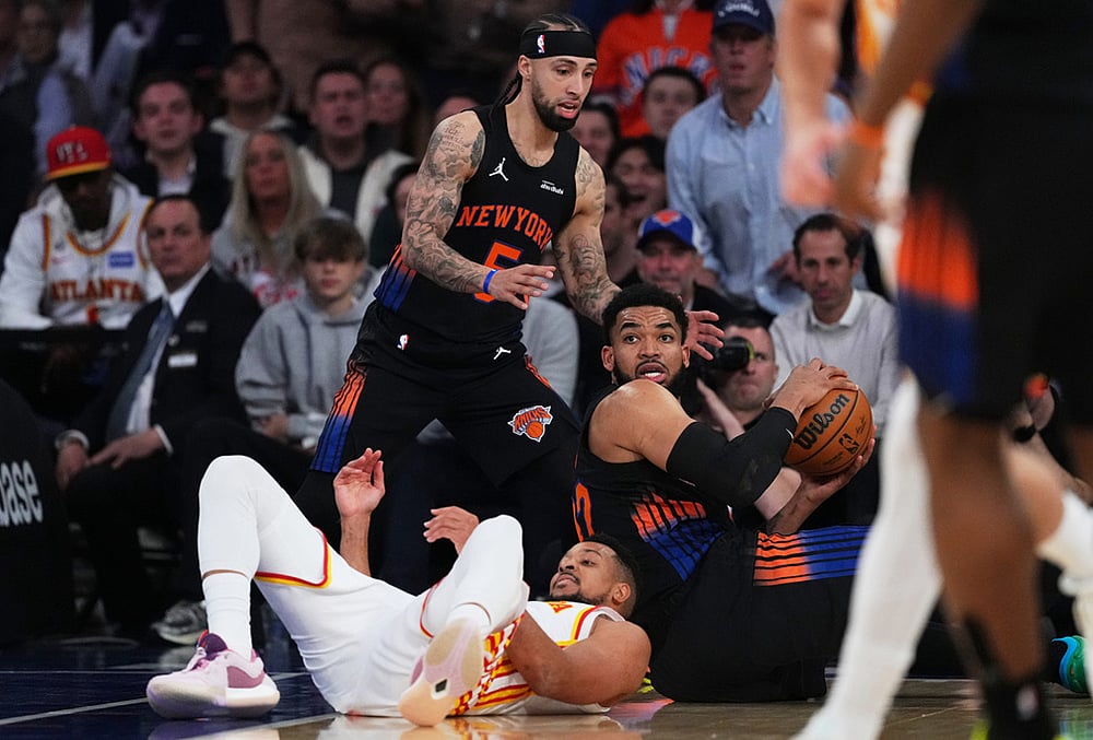 New York Knicks' Karl-Anthony Towns, right, and Jose Alvarado fights for control of the ball with Atlanta Hawks' CJ McCollumm below, during the first half in Game 5 of a first-round NBA playoffs basketball series, in New York.  - | Photo: AP/Frank Franklin II