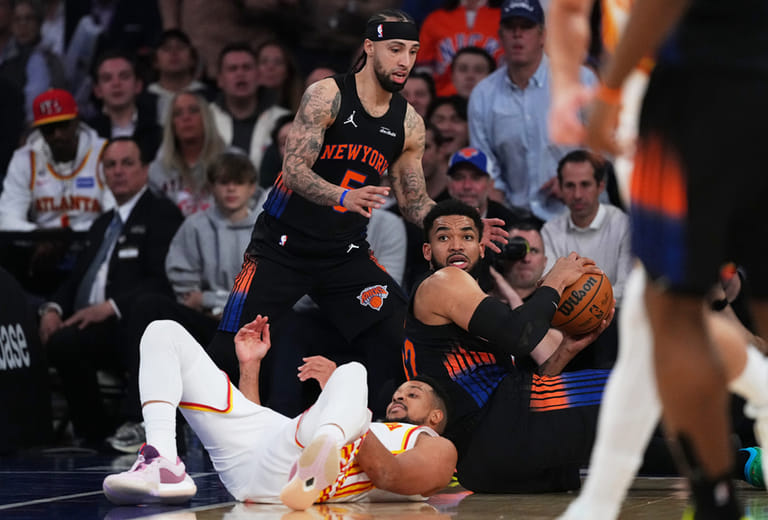 New York Knicks' Karl-Anthony Towns, right, and Jose Alvarado fights for control of the ball with Atlanta Hawks' CJ McCollumm below, during the first half in Game 5 of a first-round NBA playoffs basketball series, in New York. - | Photo: AP/Frank Franklin II
